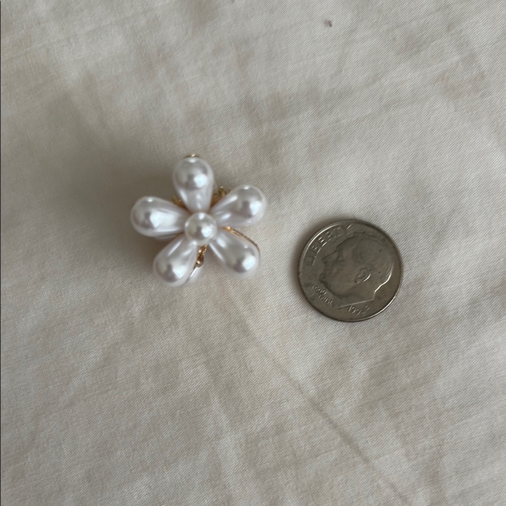 ❤️3/$15❤️ Elegant Pearl Flower mini Hair Claw Clips, set of 4 - Picture 7 of 8